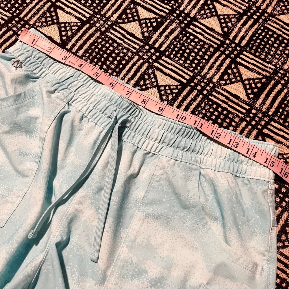 Columbia Women Outdoor Hiking Cargo Shorts Light Blue Teal 5” stretch waist M - Picture 9 of 10